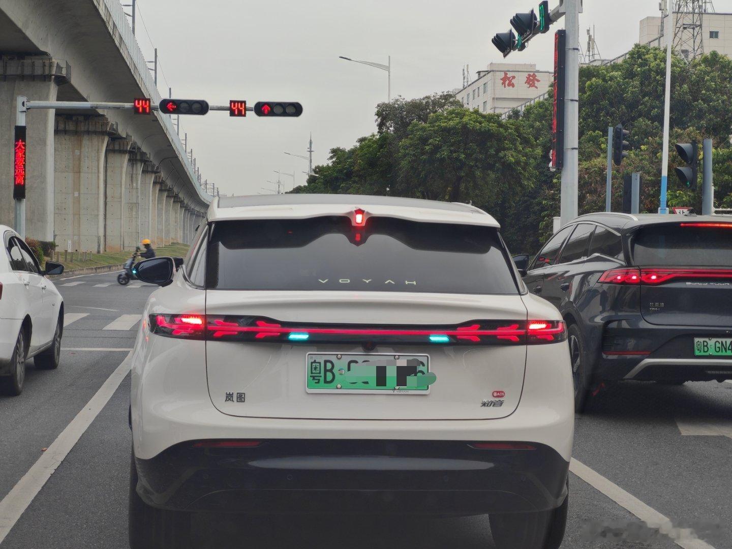 各位早呀，今天继续早起搬砖。岚图知音，方程豹钛7，蓝色小蓝灯，深圳路上开着智能辅