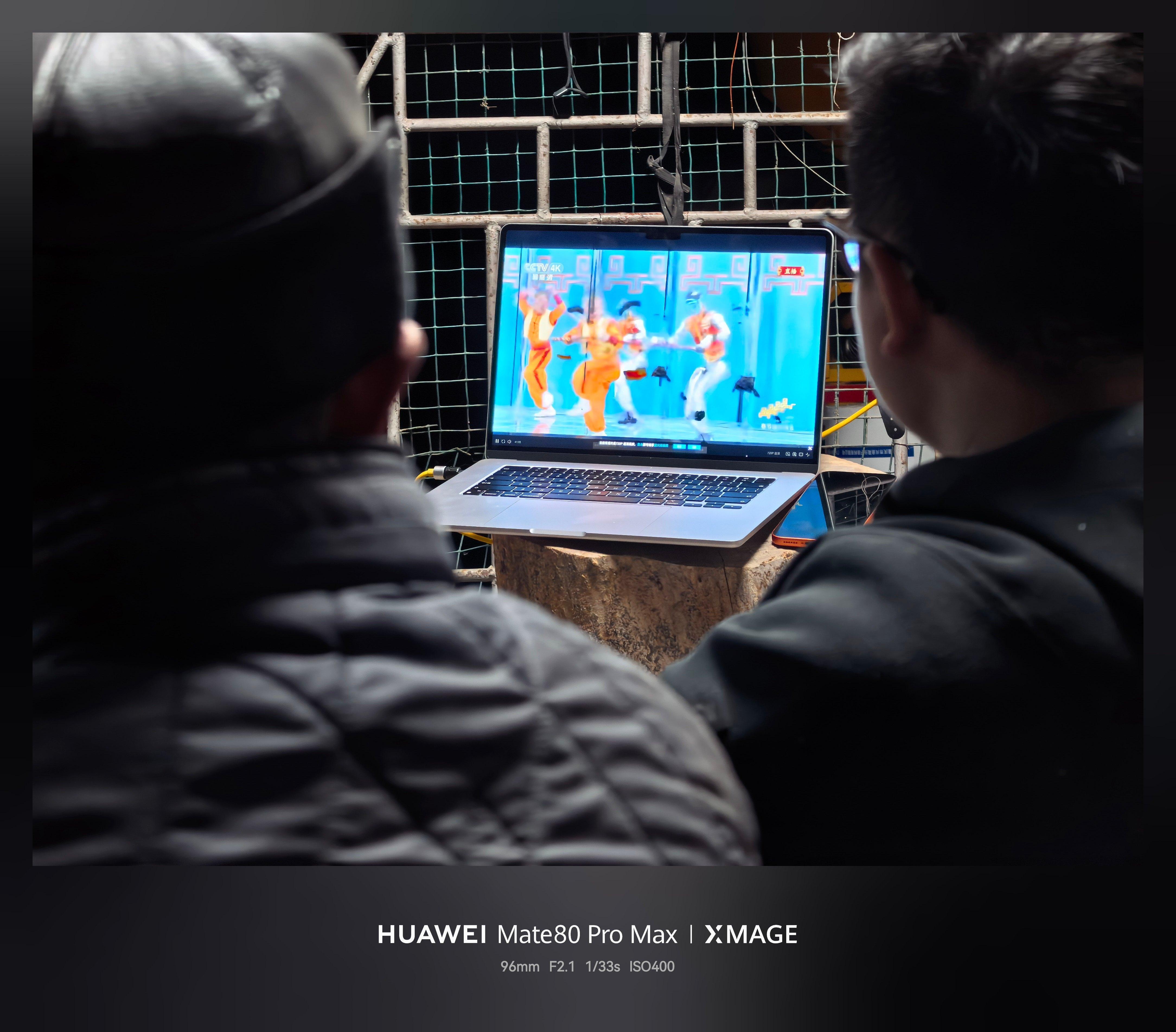 边烤火边看春晚啦