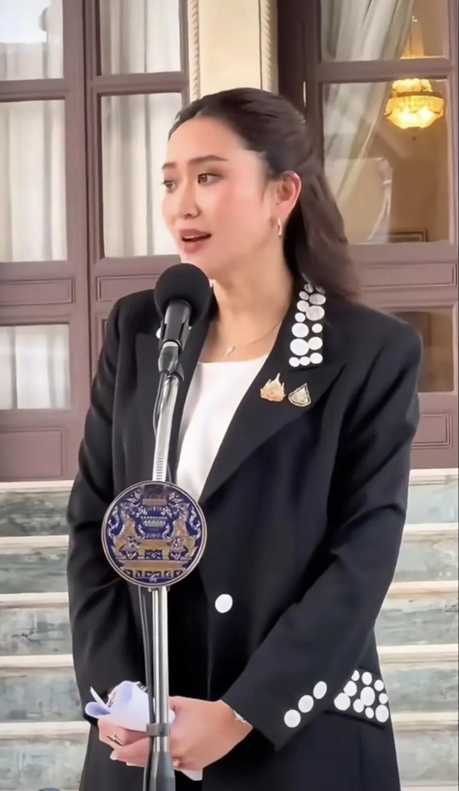 发展下去，确实前途无可限量：佩通坦发言，手拿着稿子却不用看手稿。语言亲和、流畅，