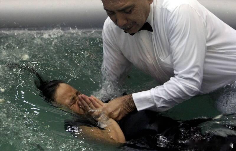 痛心！英国61岁男子受洗溺亡并全程直播 牧师被控严重过失杀人罪海外新鲜事 英国伦