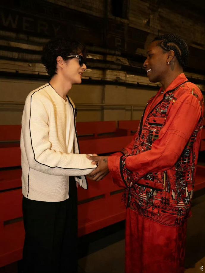 与 ASAP Rocky 的合照成为王一博 ins 更新的亮点，八张内容中四张同