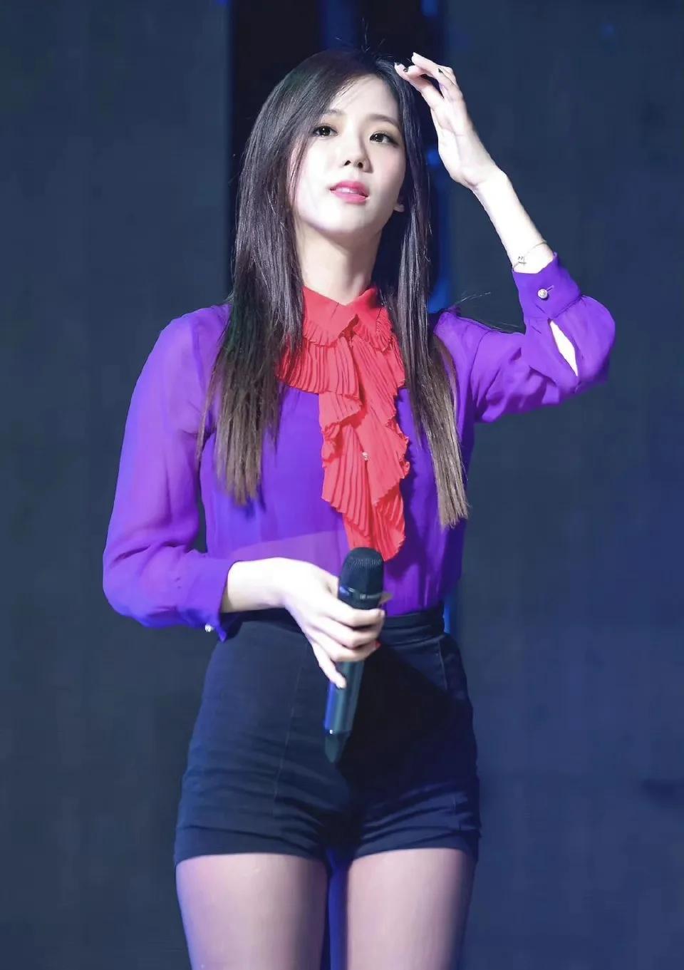 给看球的兄弟们继续推送福利！女主角是来自韩国女子唱跳组合的金智秀。1995年1月
