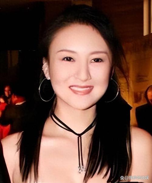 嫁大37岁老戏骨，婚礼娘家没人来，十年过去众人不再说她拜金
 
当年这段婚姻，不