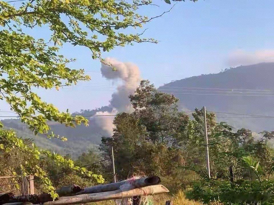 泰国对柬埔寨发动空袭  泰军出动F-16战机空袭柬军事目标，双方互指对方先开火，