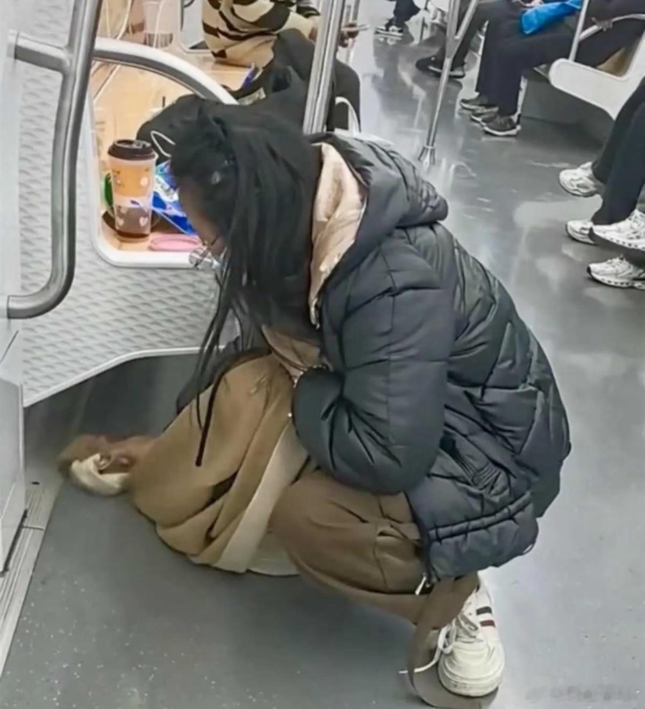 这擦的不是奶茶，擦进了我们的心里～真是人美心善的小姐姐呀！地铁上用围巾擦奶茶的女