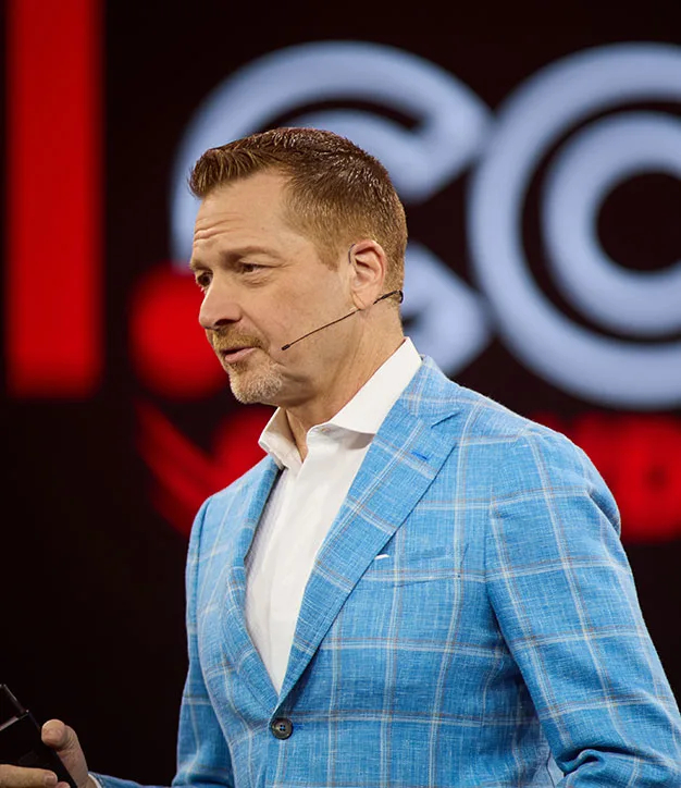 梅赛德斯车队官宣：乔治·库尔茨收购了托托·沃尔夫手中15%实体股权，成为车队共同