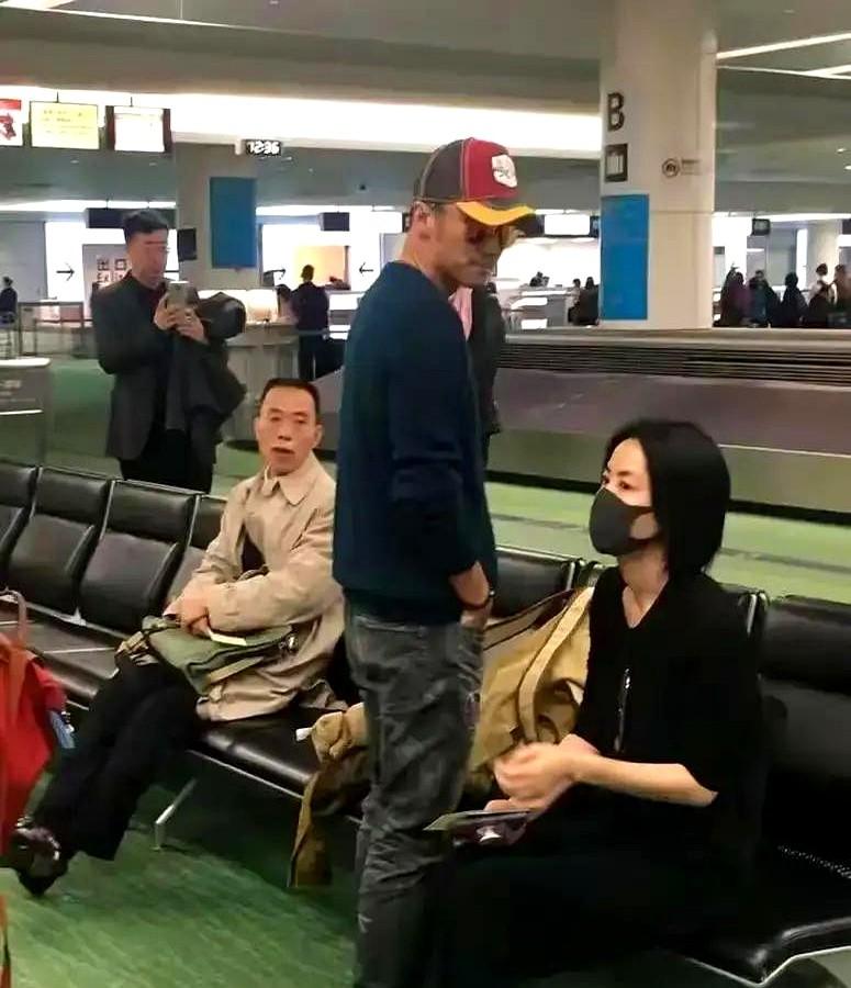 王菲这种“松垮感”，普通人真学不来。

最近她和谢霆锋又被拍了，55岁，穿着像睡