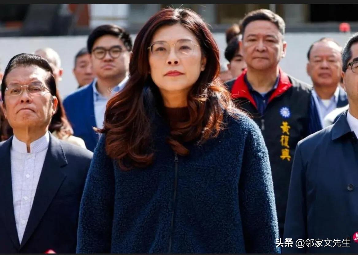 郑丽文向蒋介石报告将访大陆

4月2日上午，郑丽文拜谒蒋介石陵墓。

郑丽文说，