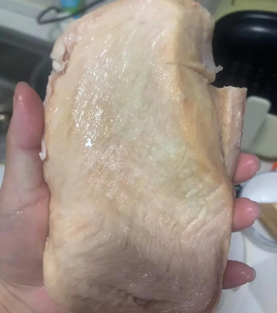 本来想炒份新疆炒米粉，翻冰箱掏出盒里脊肉好家伙，这是仨月前在小象超市买的，冻得邦
