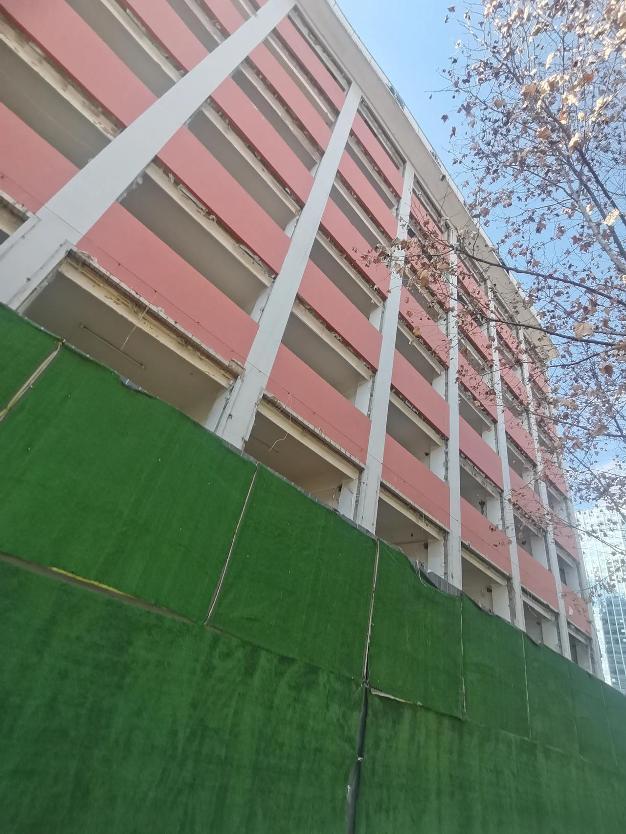 西山区的这个西坝新村终于又开始拆了，但是还是有几家在里面住着，没有搬走。
这个村