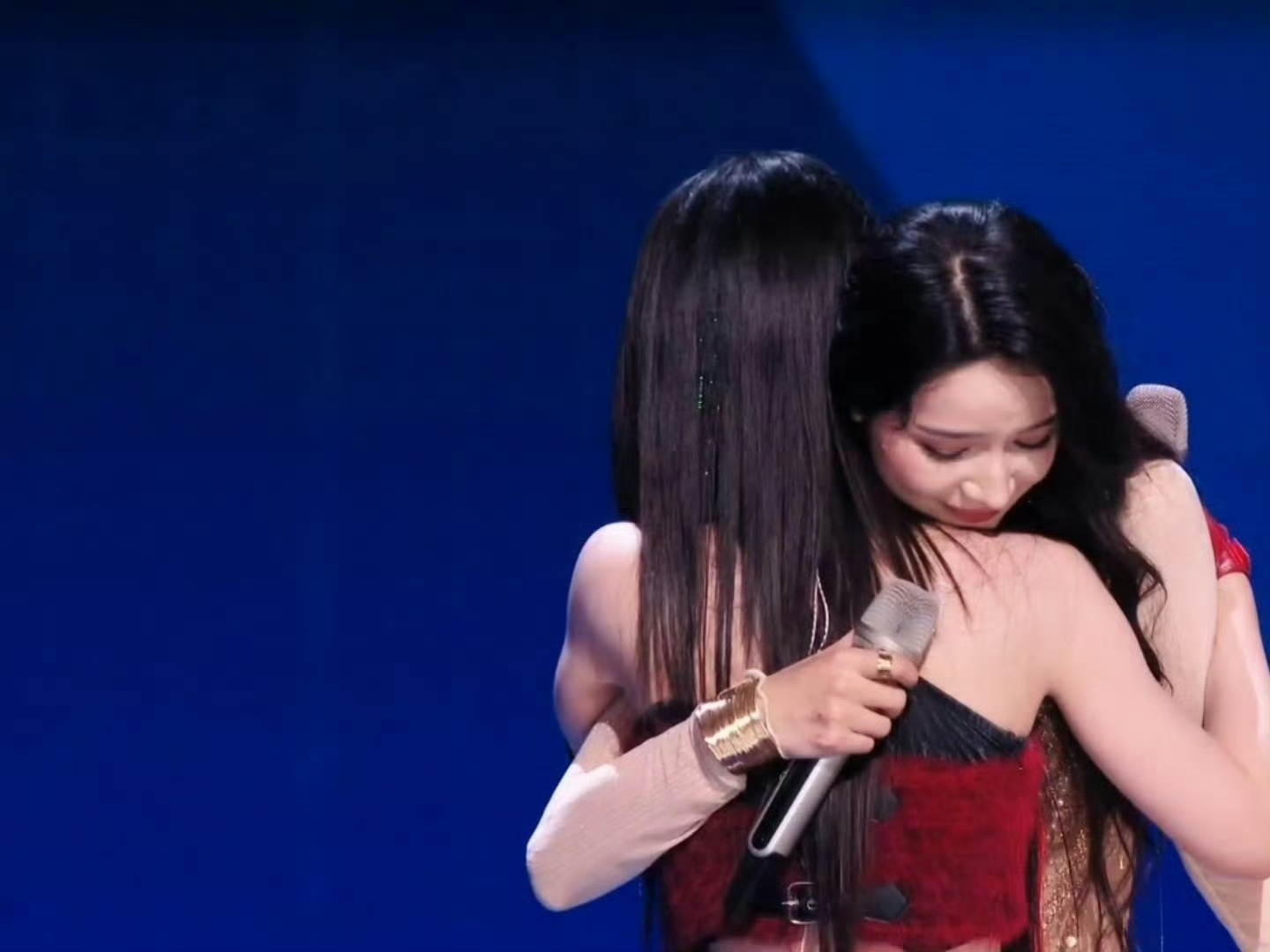 浪姐直播目前的总结就是：1.支持谢楠去主持，甩掉吴京干老本行2.芒果给瞿颖单开一