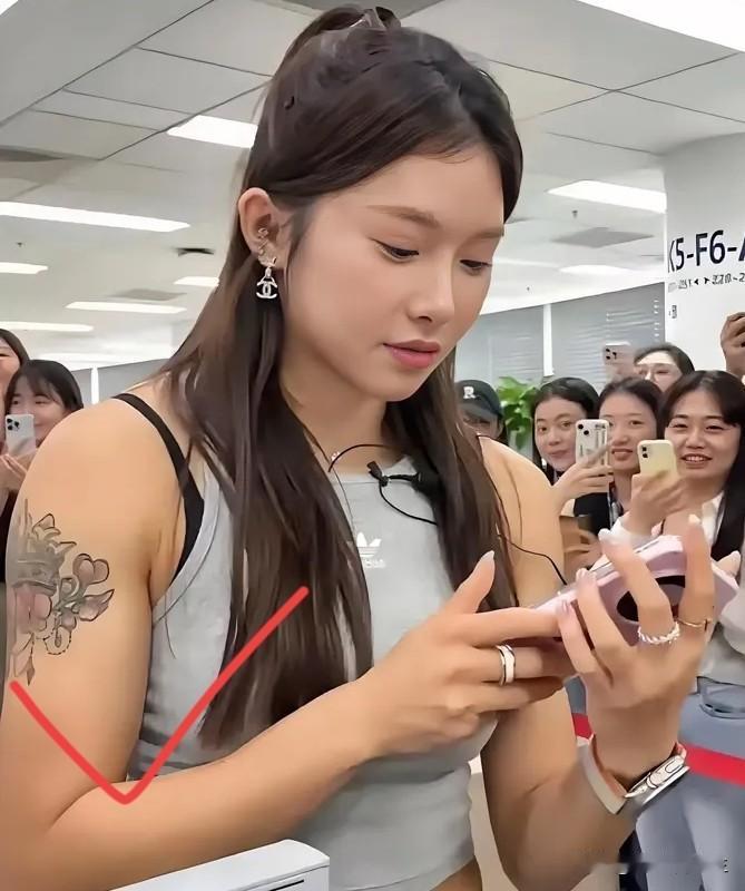 线下见到吴艳妮真人，我算是彻底被惊着了，网上那些磨皮瘦脸的精修图，跟她本人简直是