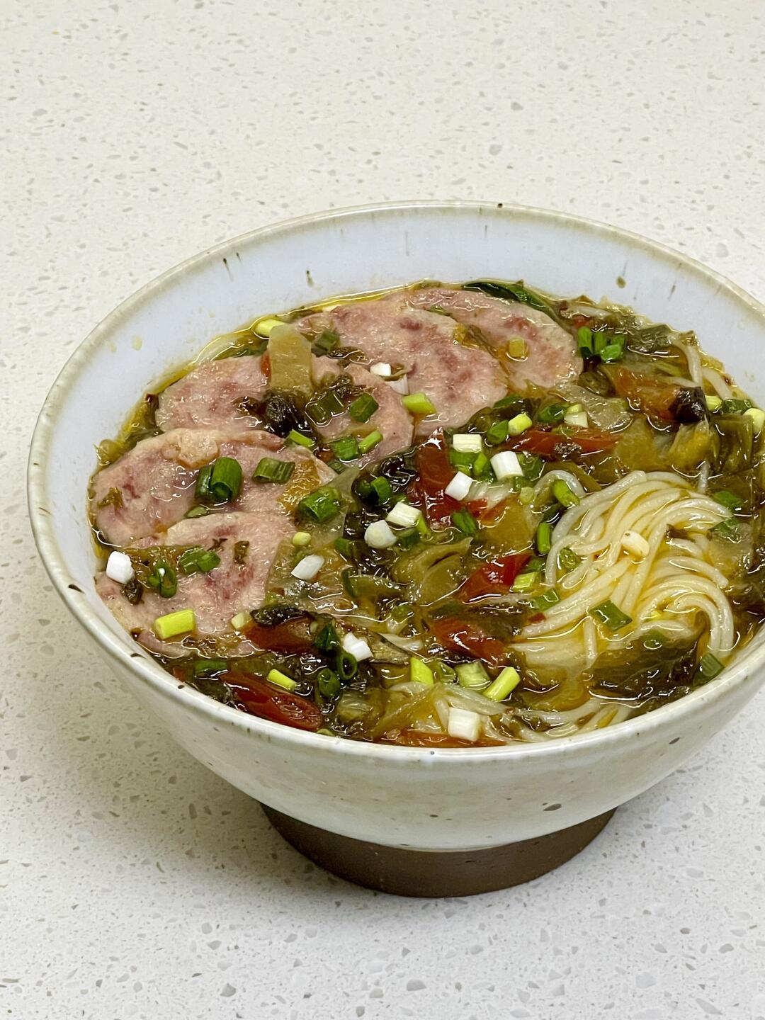 酸爽开胃的酸菜火腿米线，附详细做法～