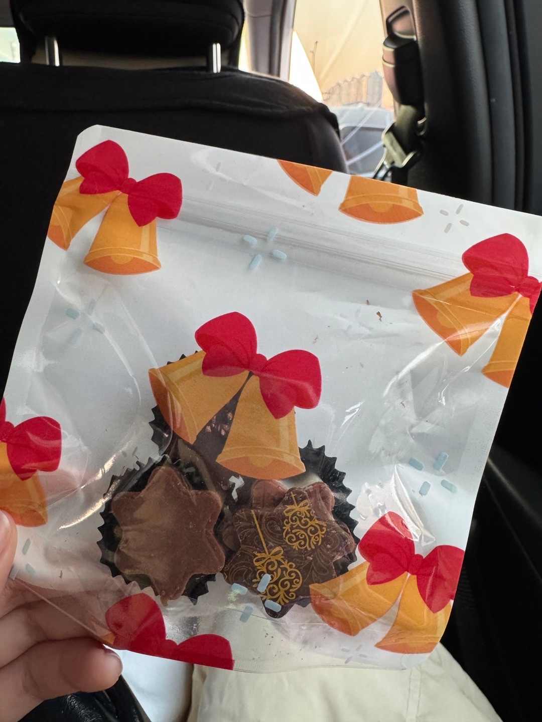 孙千送的巧克力我没抢到，小声说了一句我也想要，旁边的大哥直接送给我了耶！开心🥳