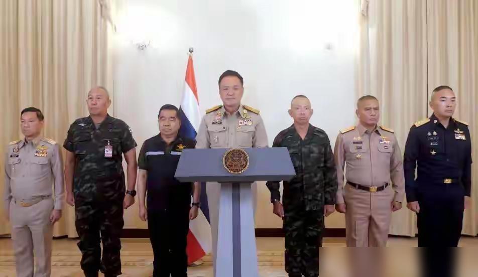 最近几天，柬埔寨军用设施被泰国的F-16炸懵了！那边洪森也没闲着，调兵遣将拉大炮