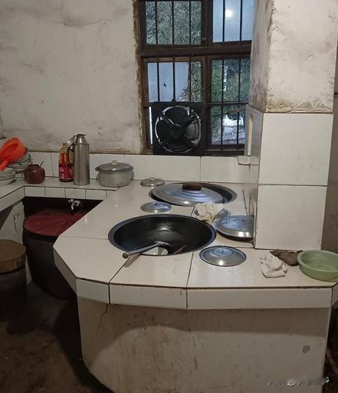 在川鄂地区，“厨房”被称作“灶屋”或者“饭房”，这样的称呼极具生活气息。
不同地