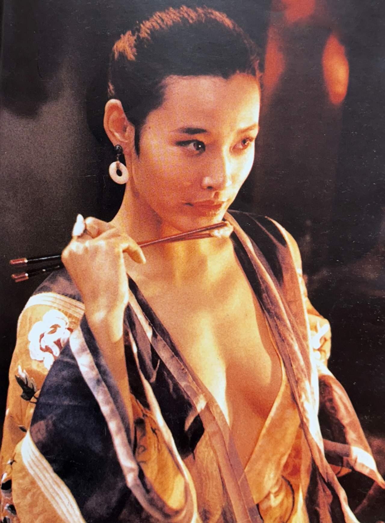 三十五年前，陈红在《大班》里大胆出镜，留下暴露镜头，遭到国人一致质疑、批评；三十