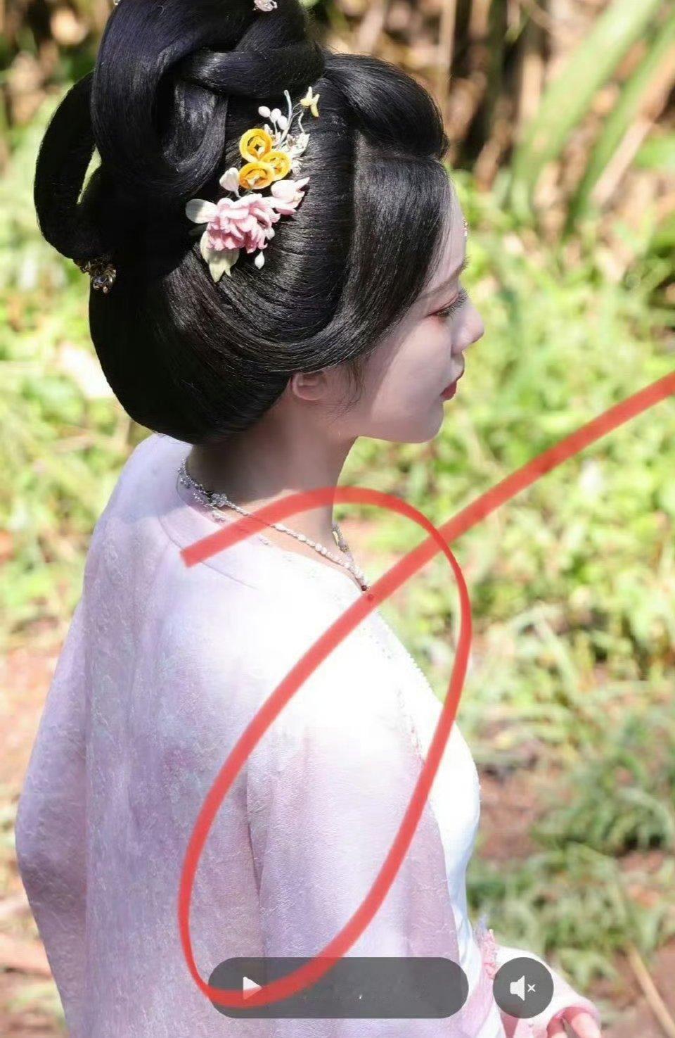 真感觉和她以前的古装没差 ​​​