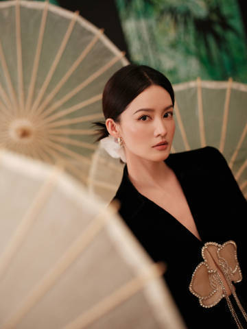 李沁盘发插花李沁姐今天不做甜妹，今天是千金大小姐[色] ​​​