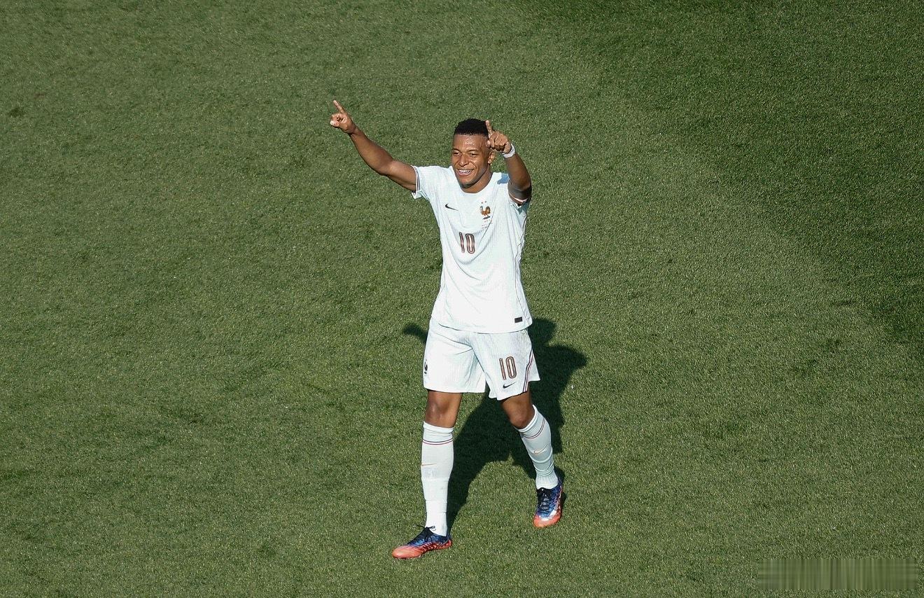 世界杯-法国2-0摩洛哥进四强 姆巴佩失点后传射登贝莱破门2026年美加墨世界杯