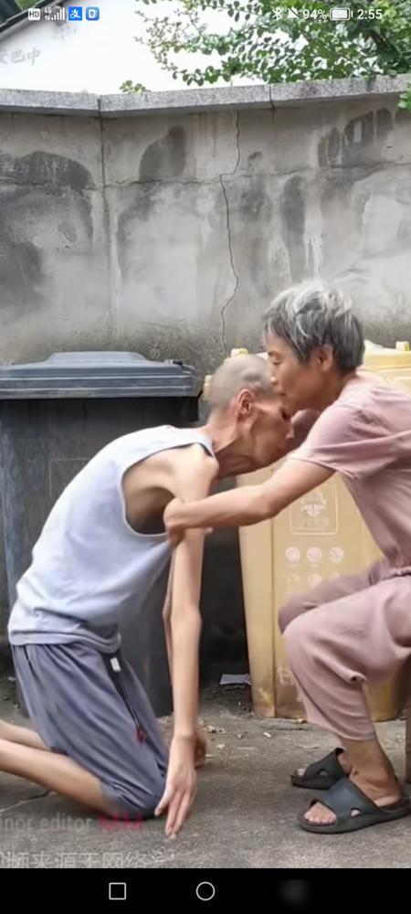 泪涌，看哭了，癌症晚期的儿子两次跪母亲感恩。一跪母亲养育之恩，二跪母亲不能尽孝之