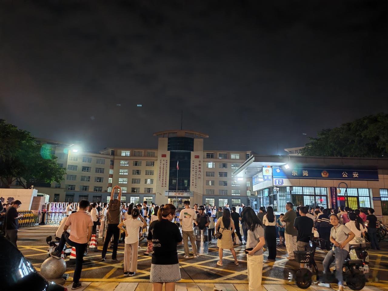 昨晚第一次去学校给儿子送餐，这也是他上初中来我第一次晚上去学校门口，儿子中午打电