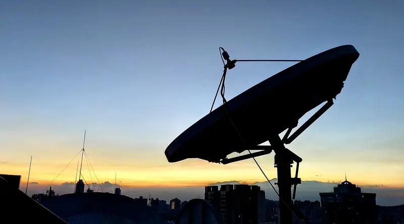 上联∶古有快马送信，请对下联今朝无线传播