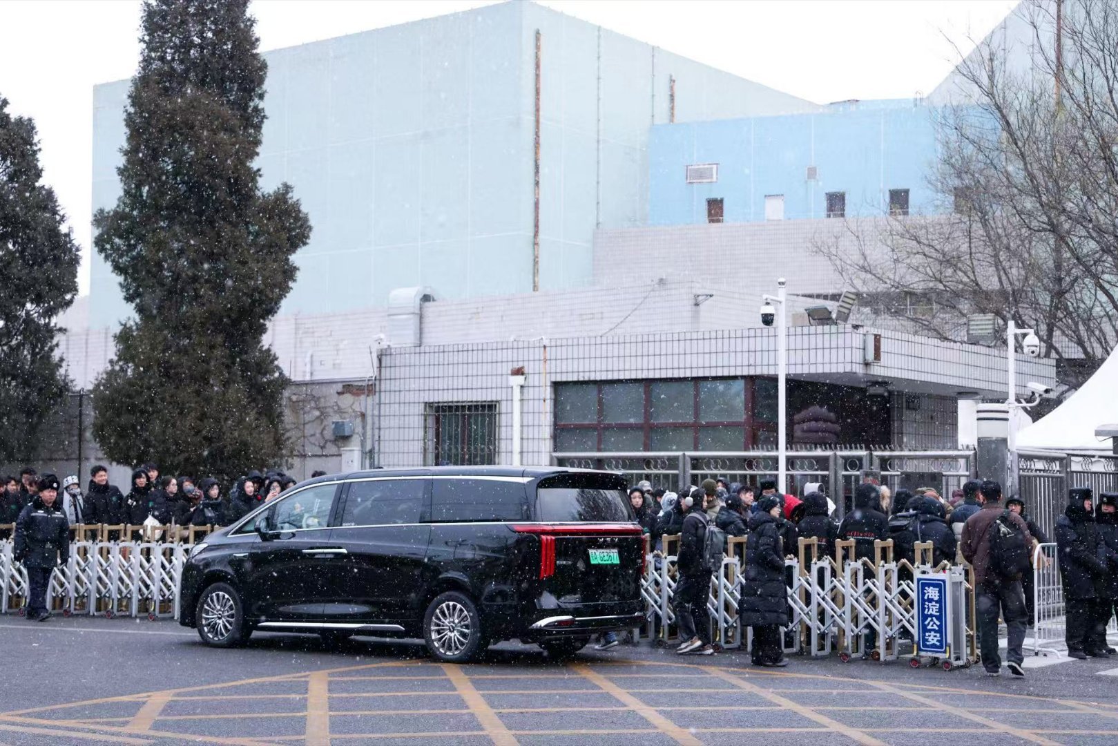 最近刷到的春晚彩排路透也太让人期待了吧！各路顶流明星扎堆现身，而他们的专属接泊车