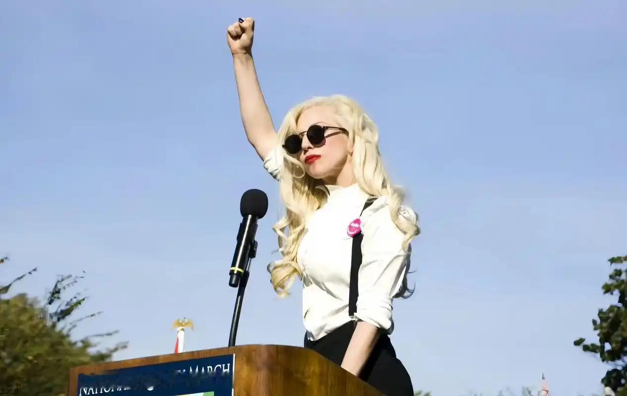 24岁的Lady Gaga，站在白宫门口，冲着美国总统高喊："奥巴马，我知道你在