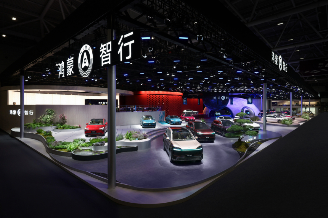 鸿蒙智行这次粤港澳车展的阵仗不小——问界、智界、享界、尊界、尚界五个品牌、15 