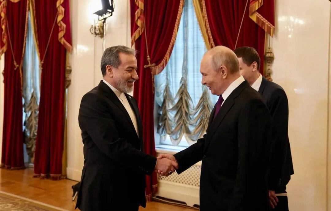 美伊战争怎样收尾，现在特朗普是一点都不着急了。据俄罗斯媒体消息，4月27日，特朗