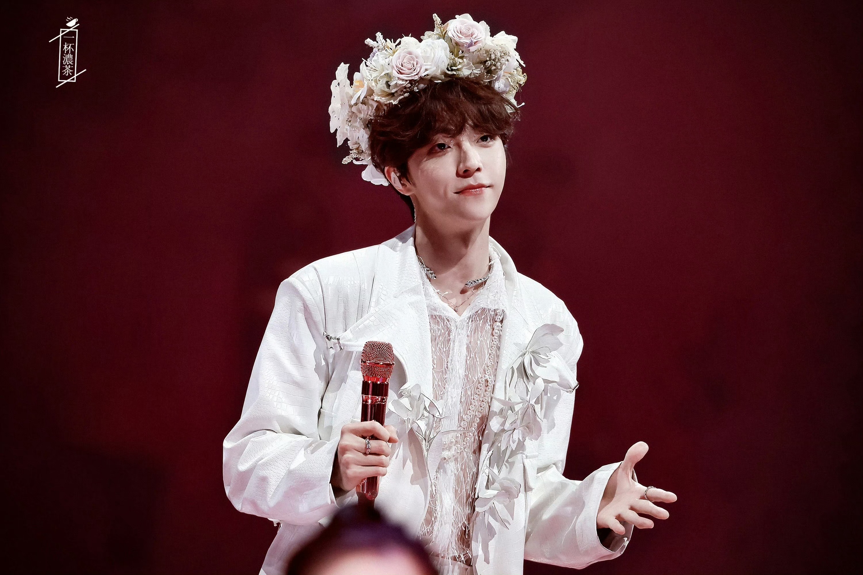 cln 这个簪花造型真的把气质拿捏得很妙！本身自带清爽少年气，细节适配度绝啦～很