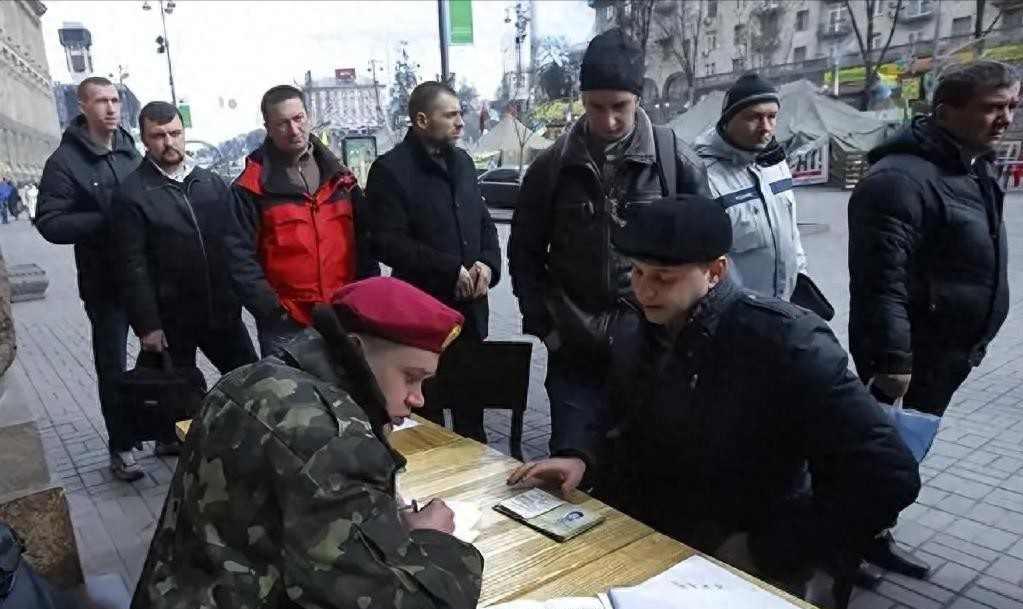 士兵变雇员，铁饭碗还是救命稻草？基辅新兵制能否撑过寒冬？
2026年6月，基辅街