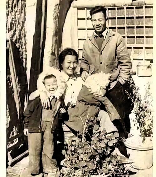 徐以新，别名徐一新，1911年生于浙江衢州，是“二十八个半布尔什维克”中的“半个