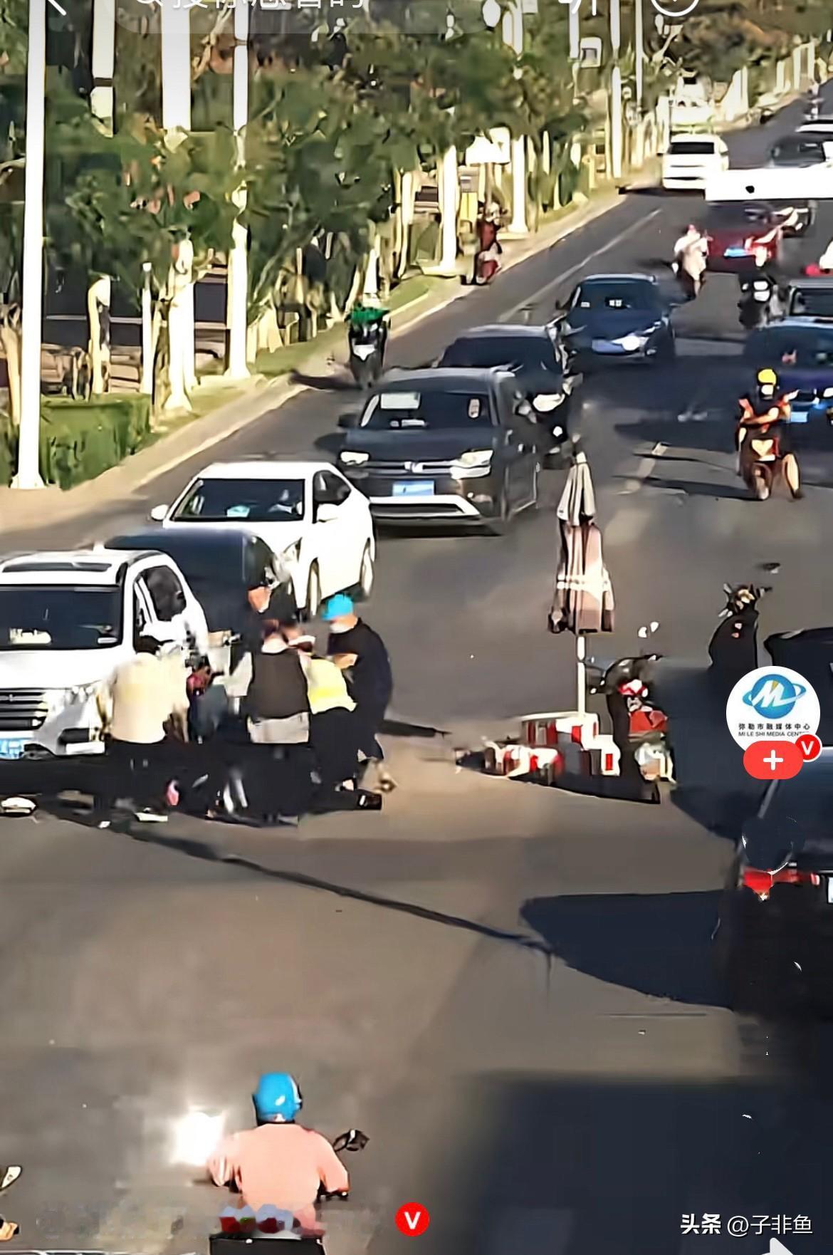 近日，辽宁大连街头，高温酷暑下，
炎炎烈日当头，一名执勤民警坚守岗位，一直在车流