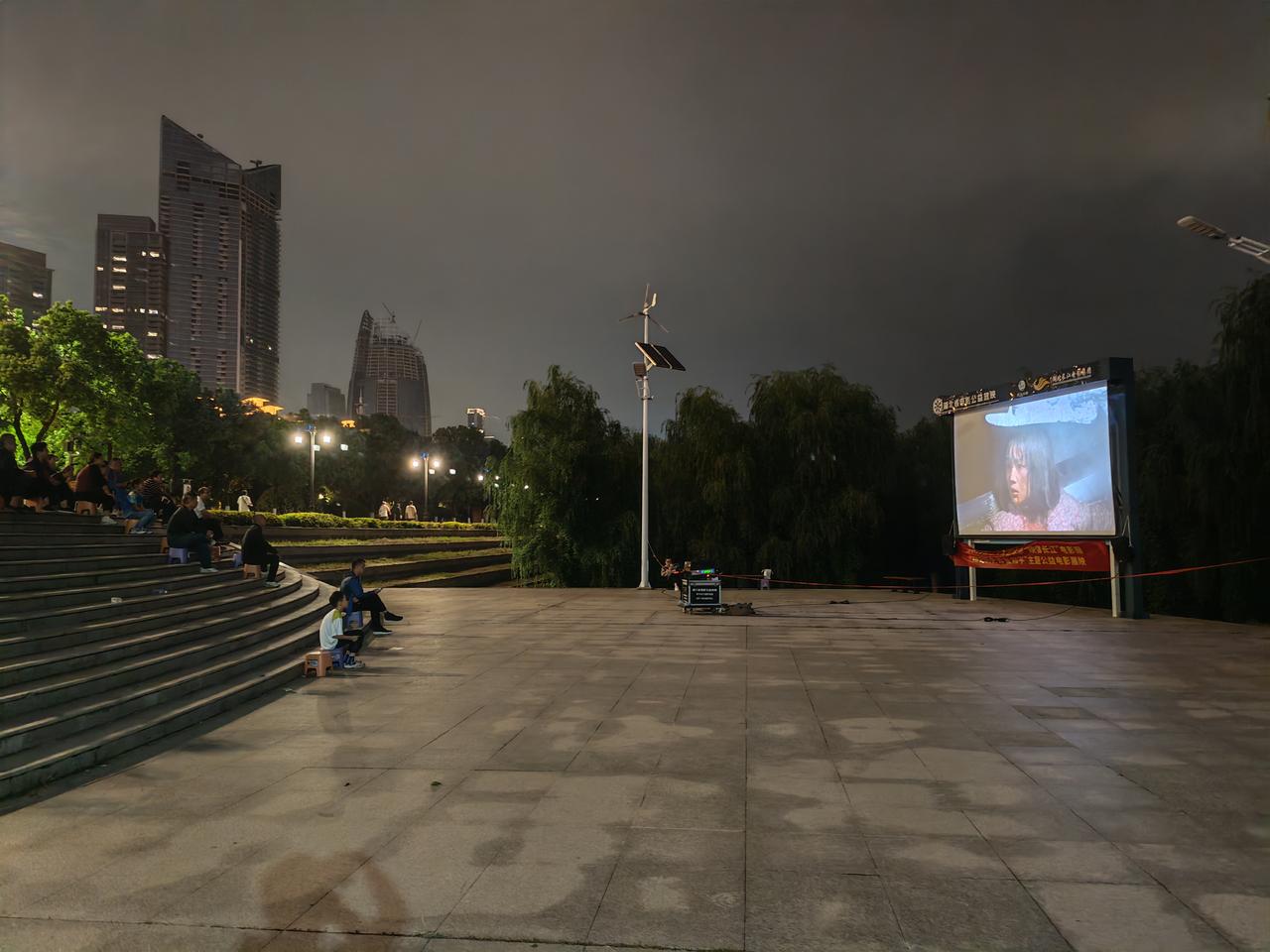 露天电影院，
还是否记得小时候，
看露天电影院的场景。
尤其是在农村，
家里有人