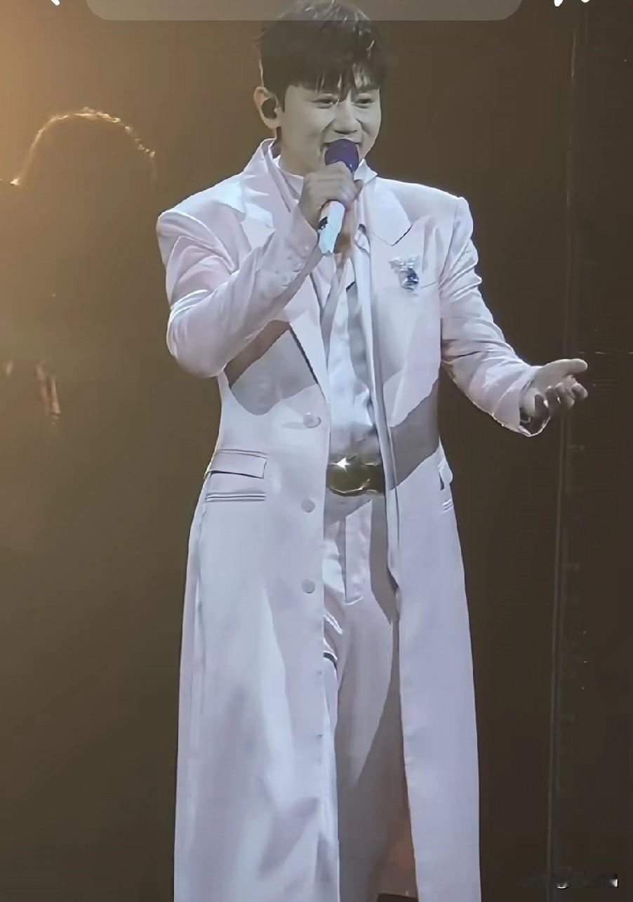 谢娜演唱会老公张杰戴了喉结罩，我第一次听说喉结罩，颠覆了我的认知。问问懂的人告诉