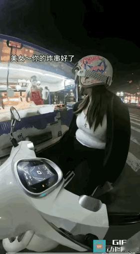 摊位小哥对着女孩说，美女，你的炸串好了，女孩接过袋子说，帅哥，你家肉串真好吃，小