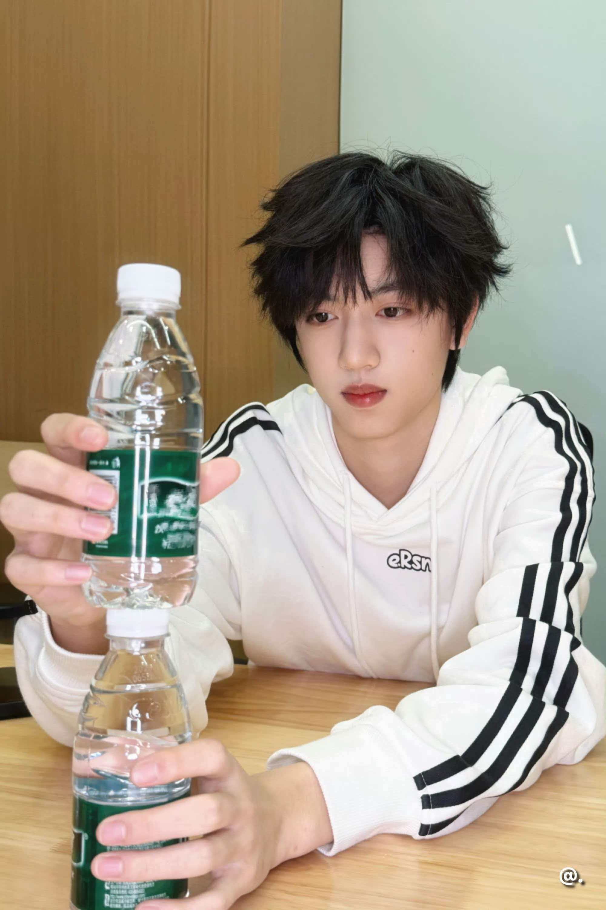 张桂源三条杠男神张桂源高会更新校服配三条杠，气质自带光，张桂源一出场就是校园男神