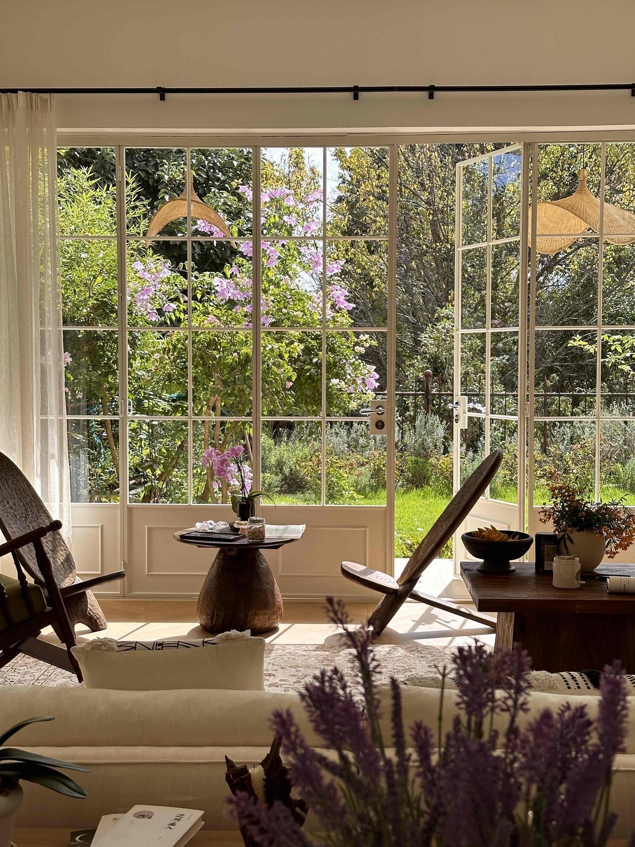 这不是国外，是我大理苍山脚下的家，大理一宝妈晒出自己的新家，客厅有一整个落地窗，