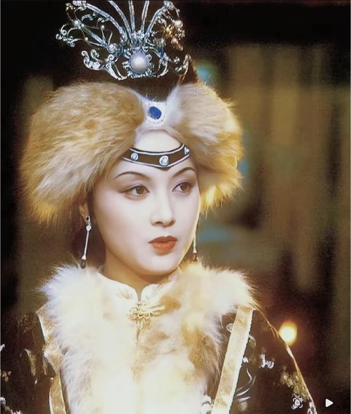 很多人说陈晓旭演的林黛玉无可替代，可我觉得邓婕演的王熙凤更是无可替代，后面不管谁