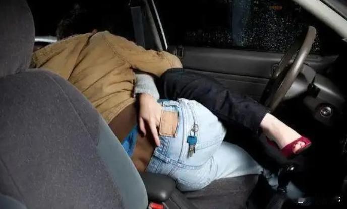 山东，一女子与已婚男同事发生不正当关系，被男同事妻子发现后，两人都与原配离婚，光