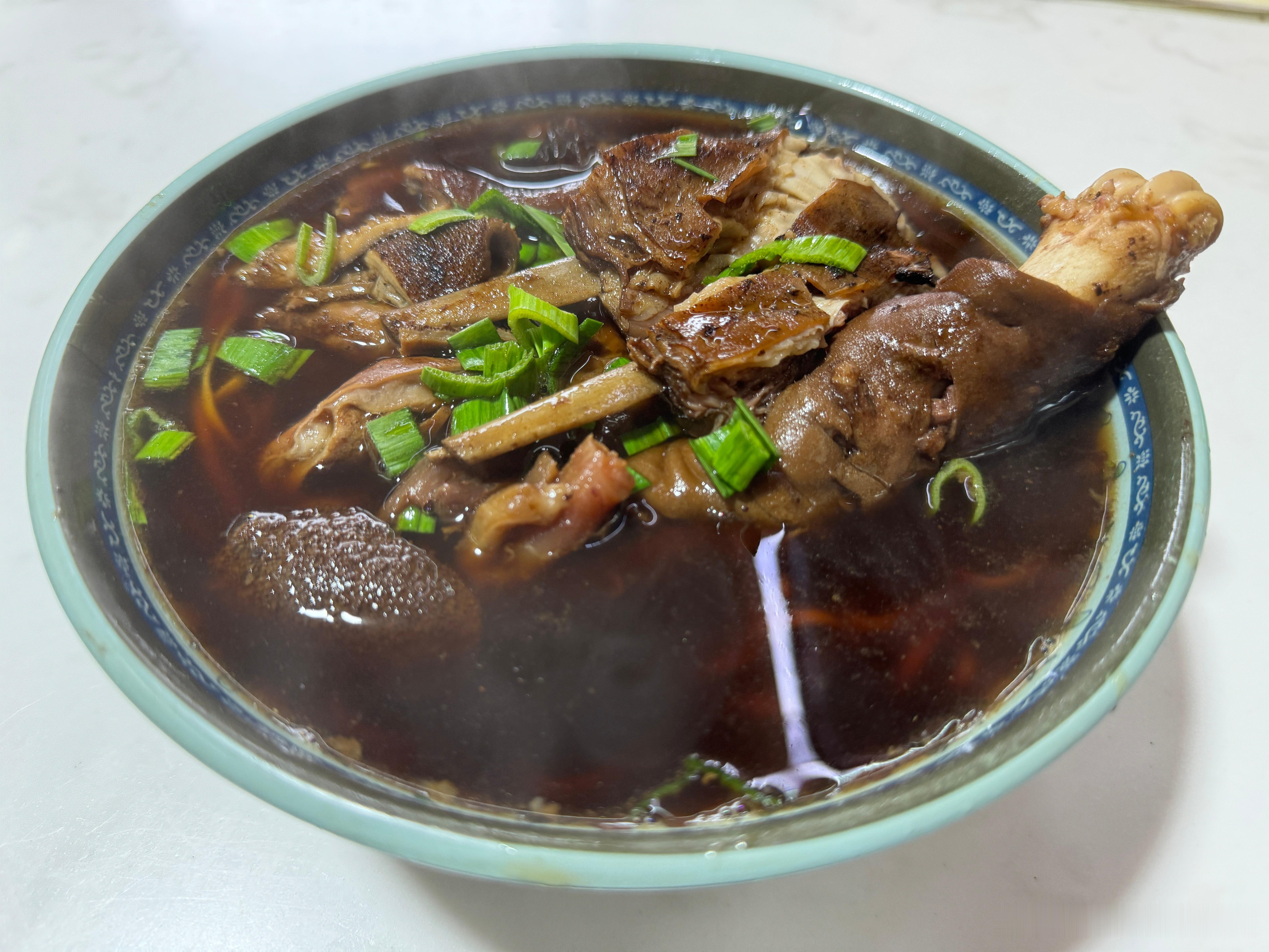 这都是我一个人吃的🙃 上一次进食已经过去了快30个小时[摊手]乌镇的羊肉面确实