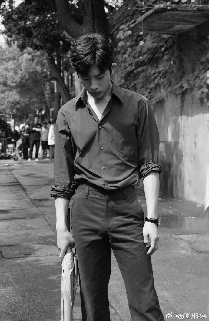 井柏然这次完全冷脸烧啊井柏然一低头把看文的都勾来了江寒声这个角色被井柏然演活了，