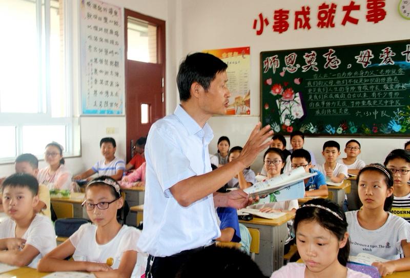 ＂现在的年轻教师很自私，根本就不识大体，经常是公私不分，只要是工作上批评了他们，