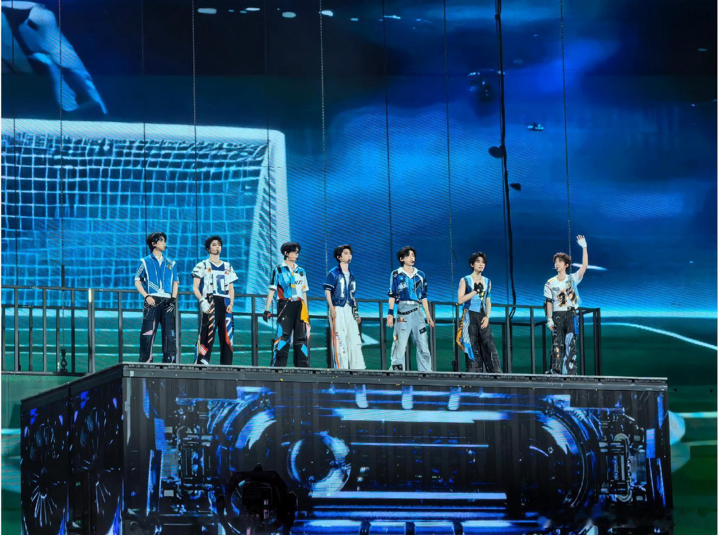 时代少年团演唱会神图有了 演唱会属于高难度拍摄场景，高速运动的人物、明暗切换的复