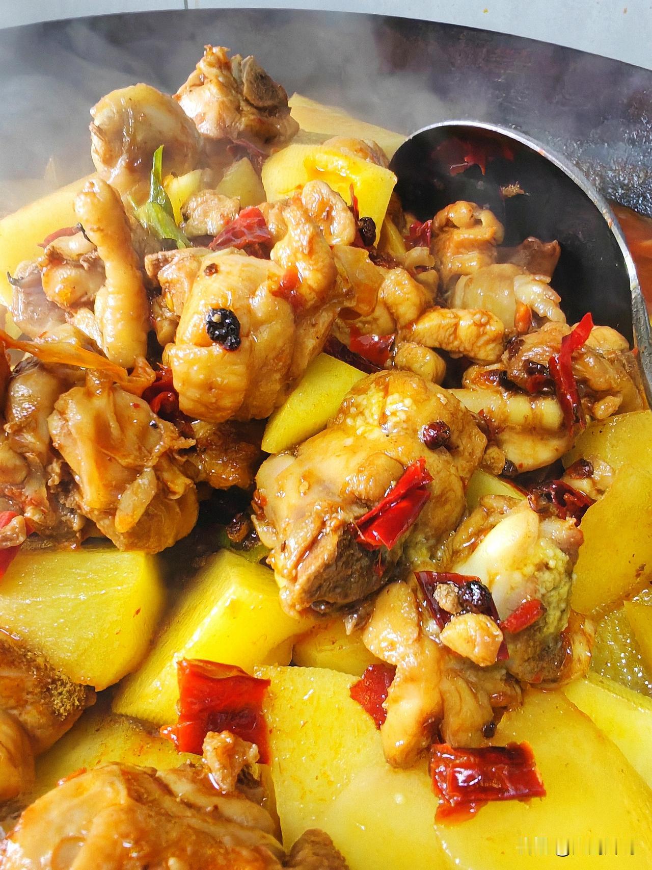 今天午餐盒饭已到位！有香辣入味的黄焖鸡、东北代表菜尖椒干豆腐、爽口解腻的凉拌土豆