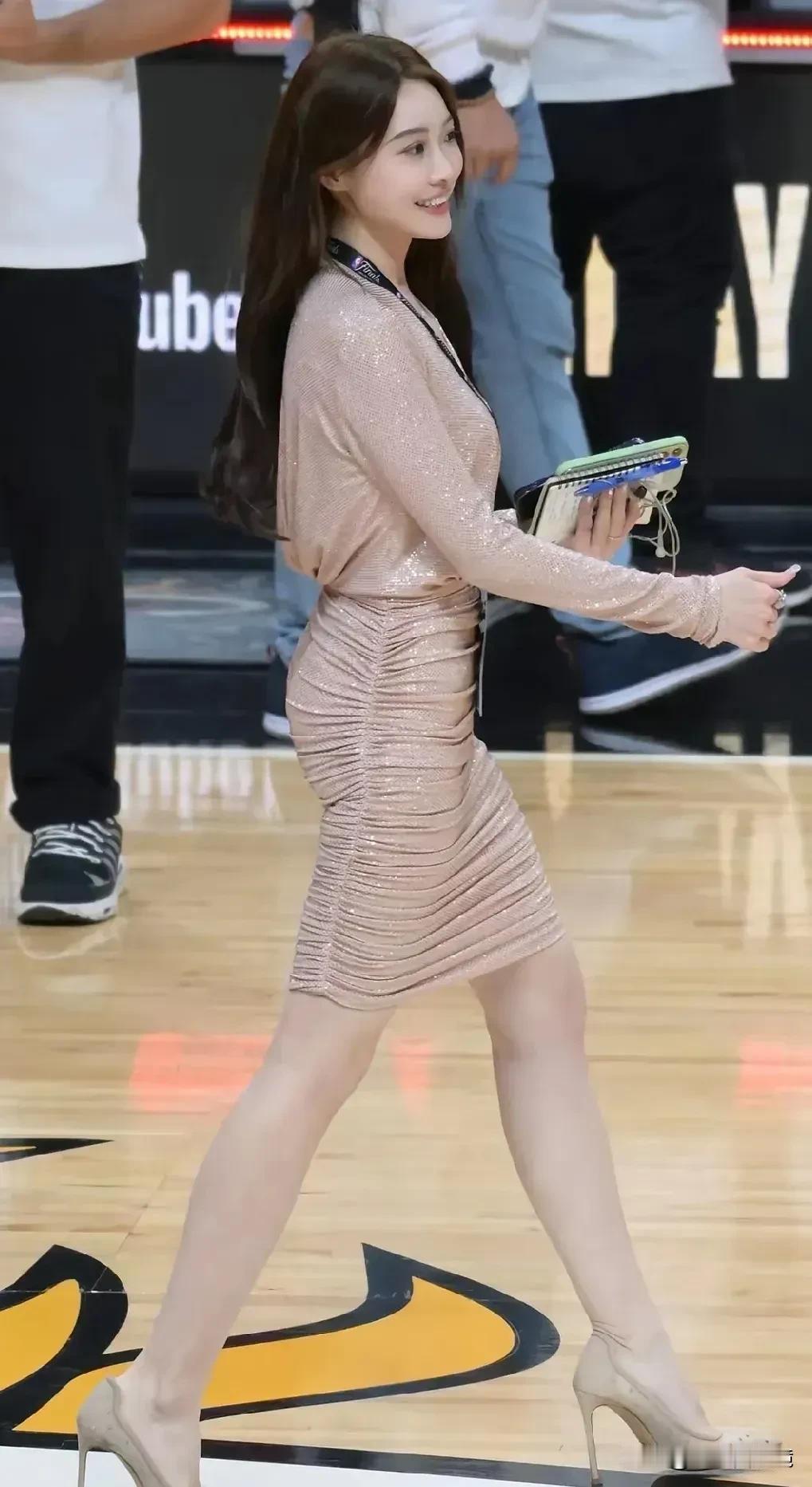 NBA赛场上的美女记者，妥妥的一道球场美丽的风景线。
要身高有身高，要容貌有容貌