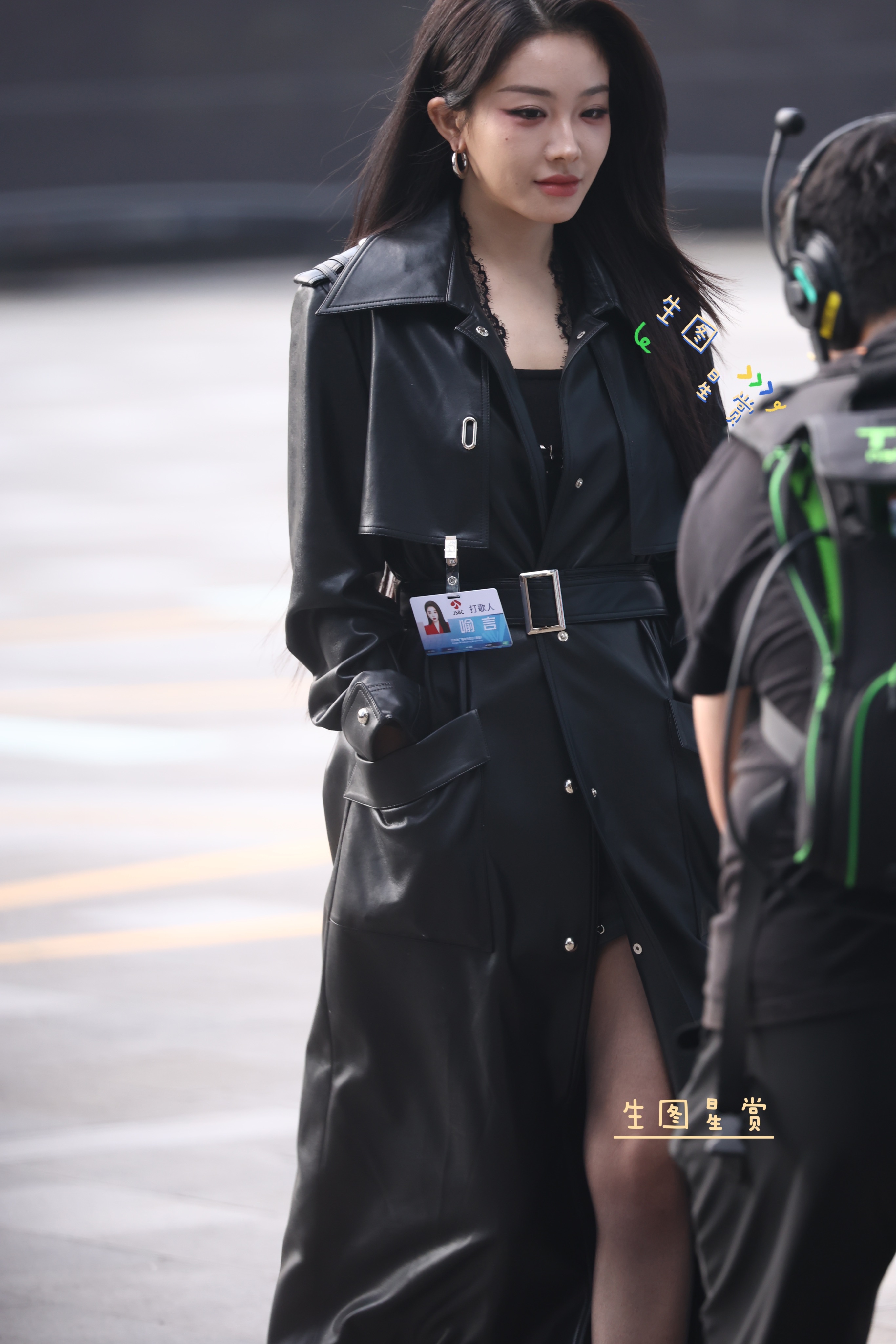 喻言250905打歌上班返图黑皮大衣配黑丝，拽姐绝飒[awsl][相爱]🖤打歌