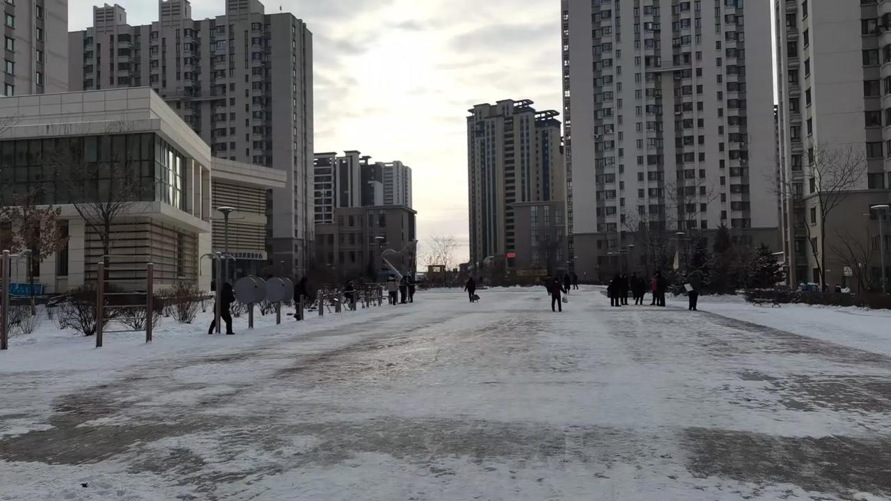 网友诸君，我把军大衣压被子上了。屋子里现在温度是15℃，楼上离婚小媳妇说她家26